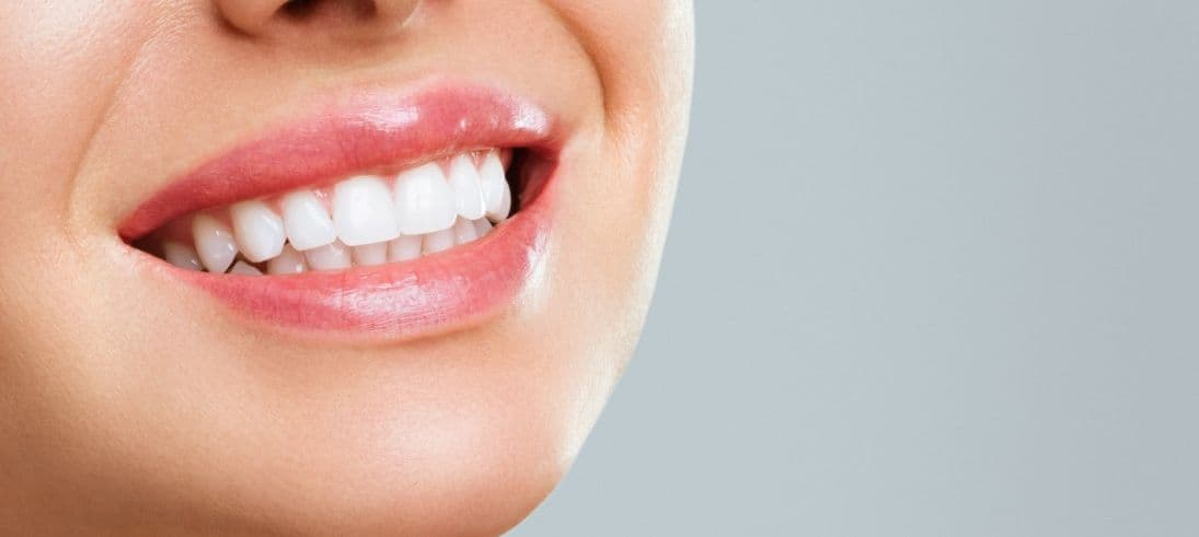 Airflow Polishing vs Traditional Scaling for Sensitive Teeth